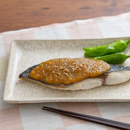 春の献立にぜひ加えたい、味噌の甘い味でご飯の進む一品『鰆の味噌ごま焼き』