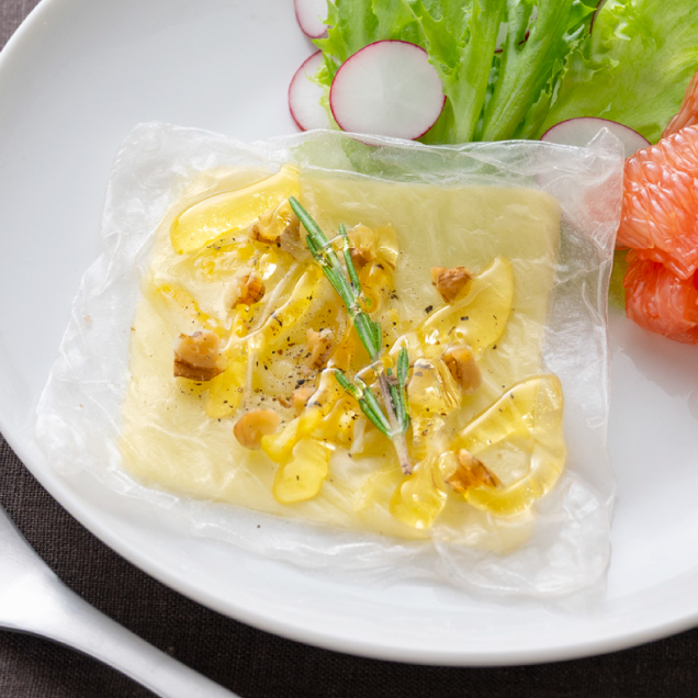 塩味と⽢みが後引くおいしさ『ライスペーパー・チーズガレット⾵』