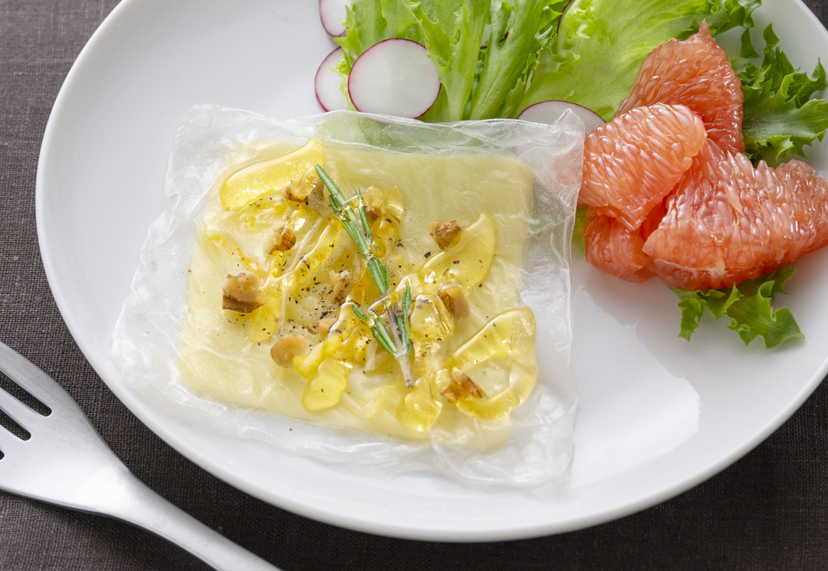 塩味と⽢みが後引くおいしさ『ライスペーパー・チーズガレット⾵』